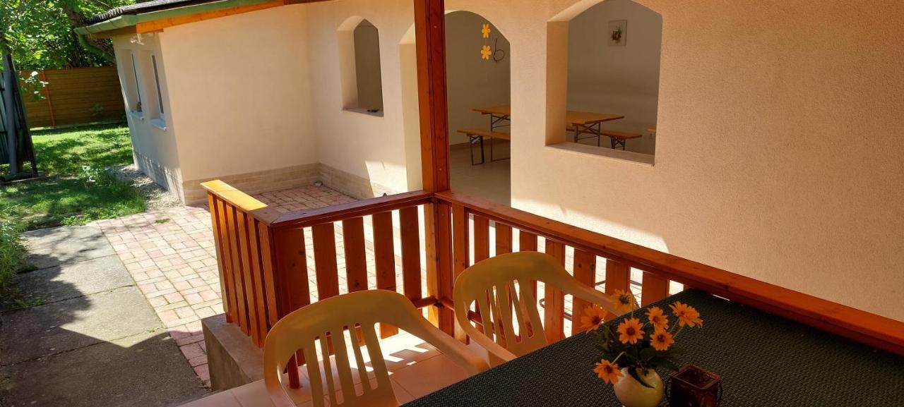 Hostel Zamárdi Esterno foto
